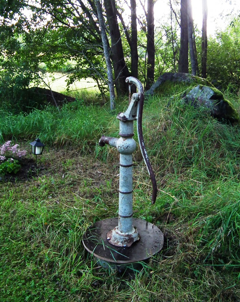 pump;trädgårdspump;handpump;brun;utomhus